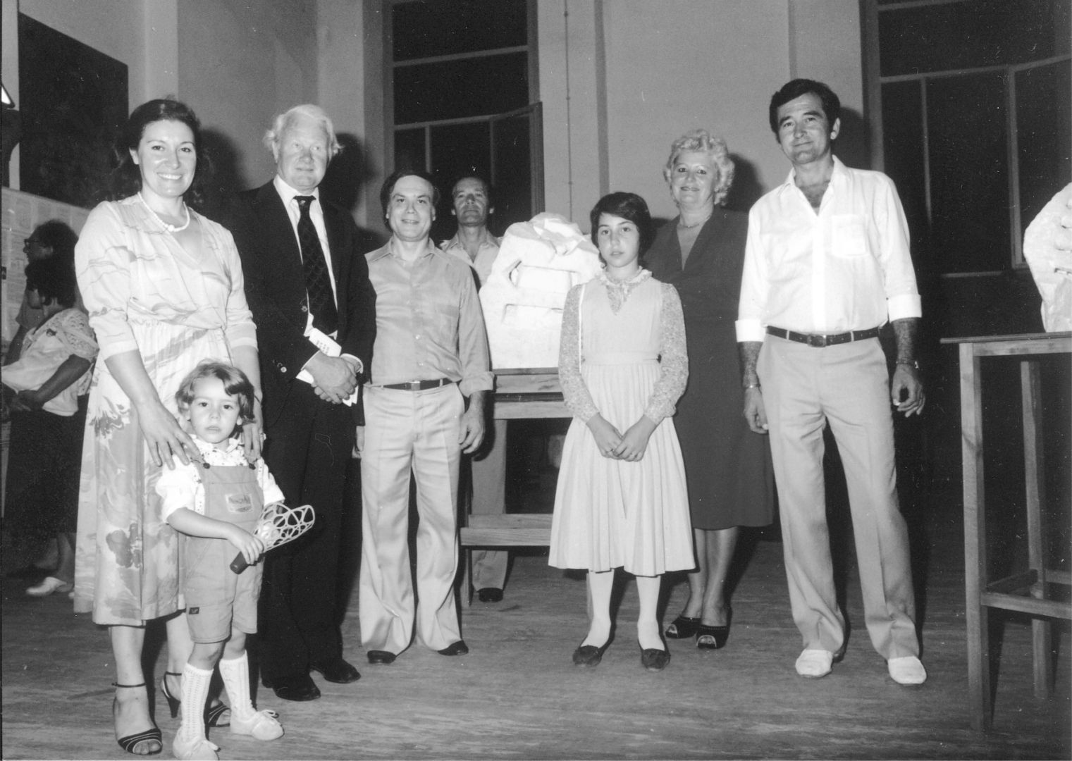 Da sinistra: la moglie Elena Crugni, il figlio Diego, Sir James Noel White, Cesare Crugni, Sergio Garatti, la figlia Barbara, Anna Monchiero Garatti, Renzo Monchiero.