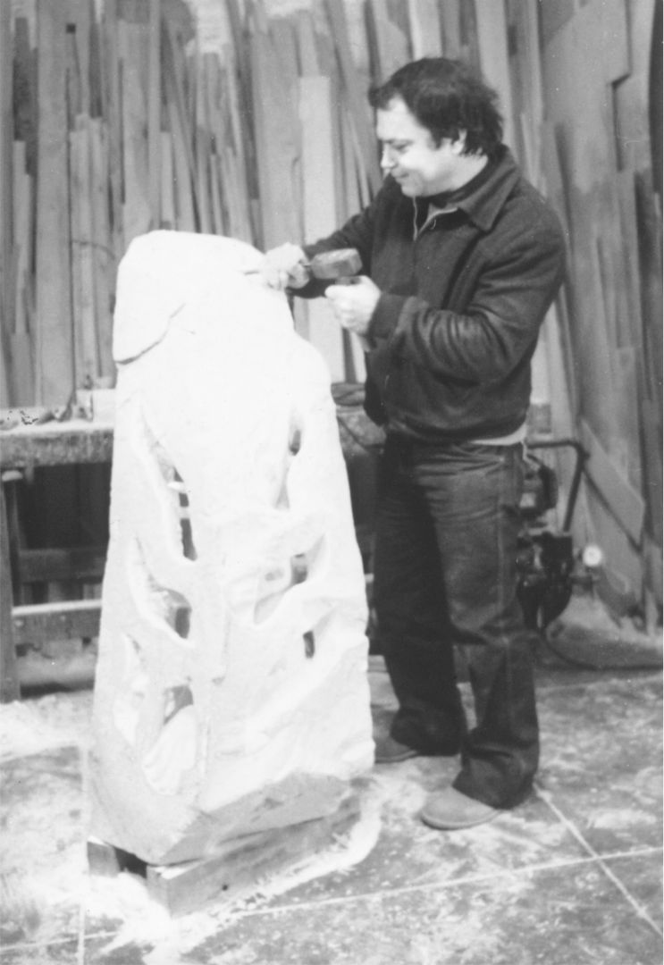 L’artista durante la realizzazione di Martirio - Savona, 1982.
