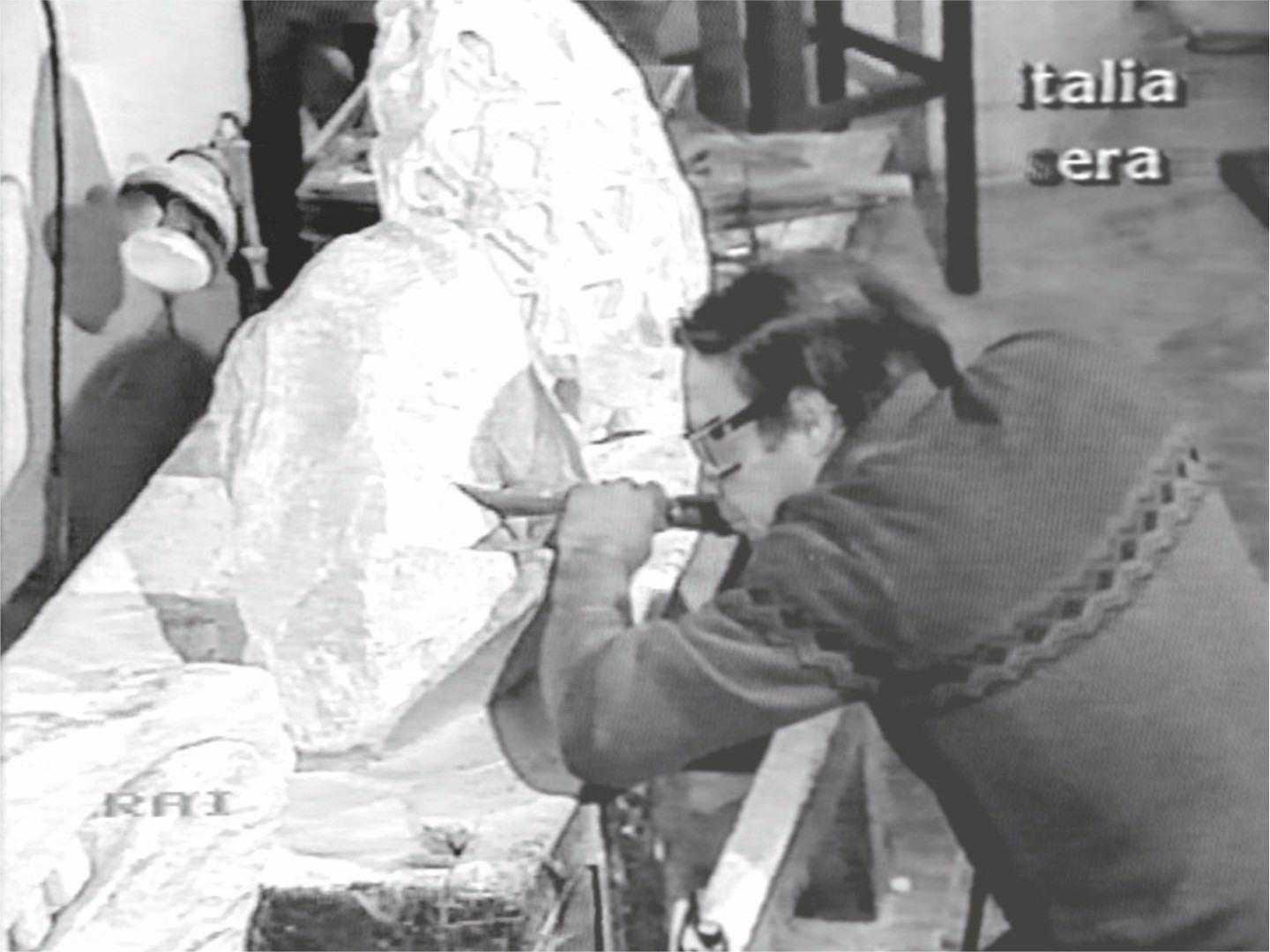 Cesare Crugni all'opera nel suo laboratorio durante la realizzazione de “Il Punto della Conoscenza” (immagine RAI, Savona 1985).