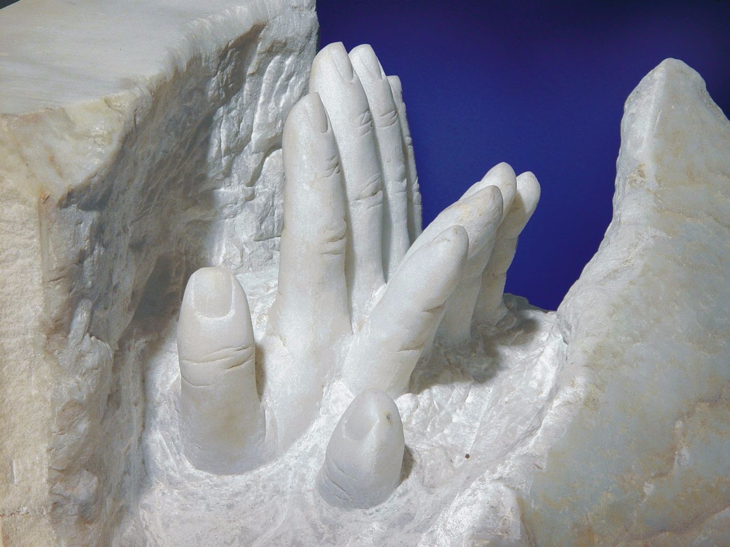 L'UOMO NELL'INTERSPAZIO - marmo bianco di Carrara - cm 110x36x28 - 1980